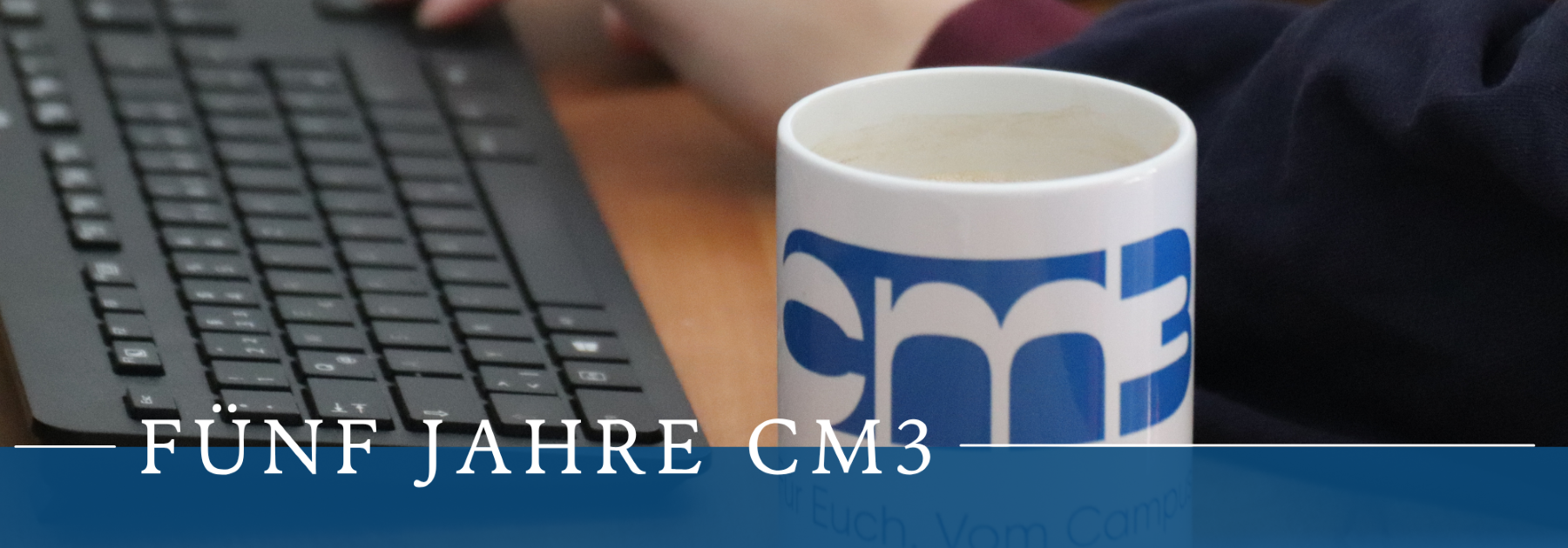 Auf dem Foto sieht man die cm3 Tasse vor einer Tastatur