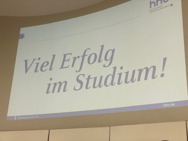 Zu sehen ist eine Präsentation auf der steht "Viel Erfolg im Studium".