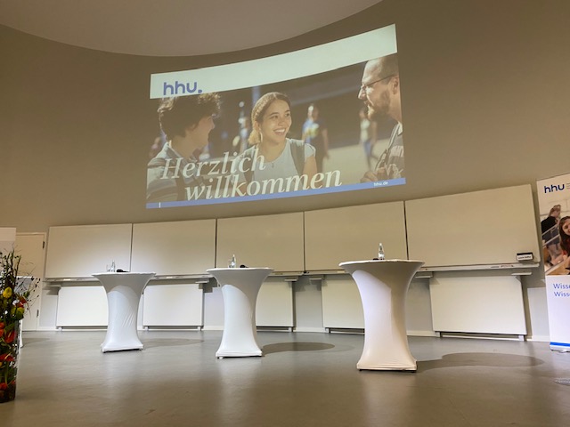 Man sieht die Bühne in Hörsaal 3A.