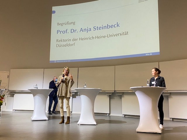 Man sieht die Rektorin Prof. Dr. Anja Steinbeck und die Moderatorin Judith Deußen.