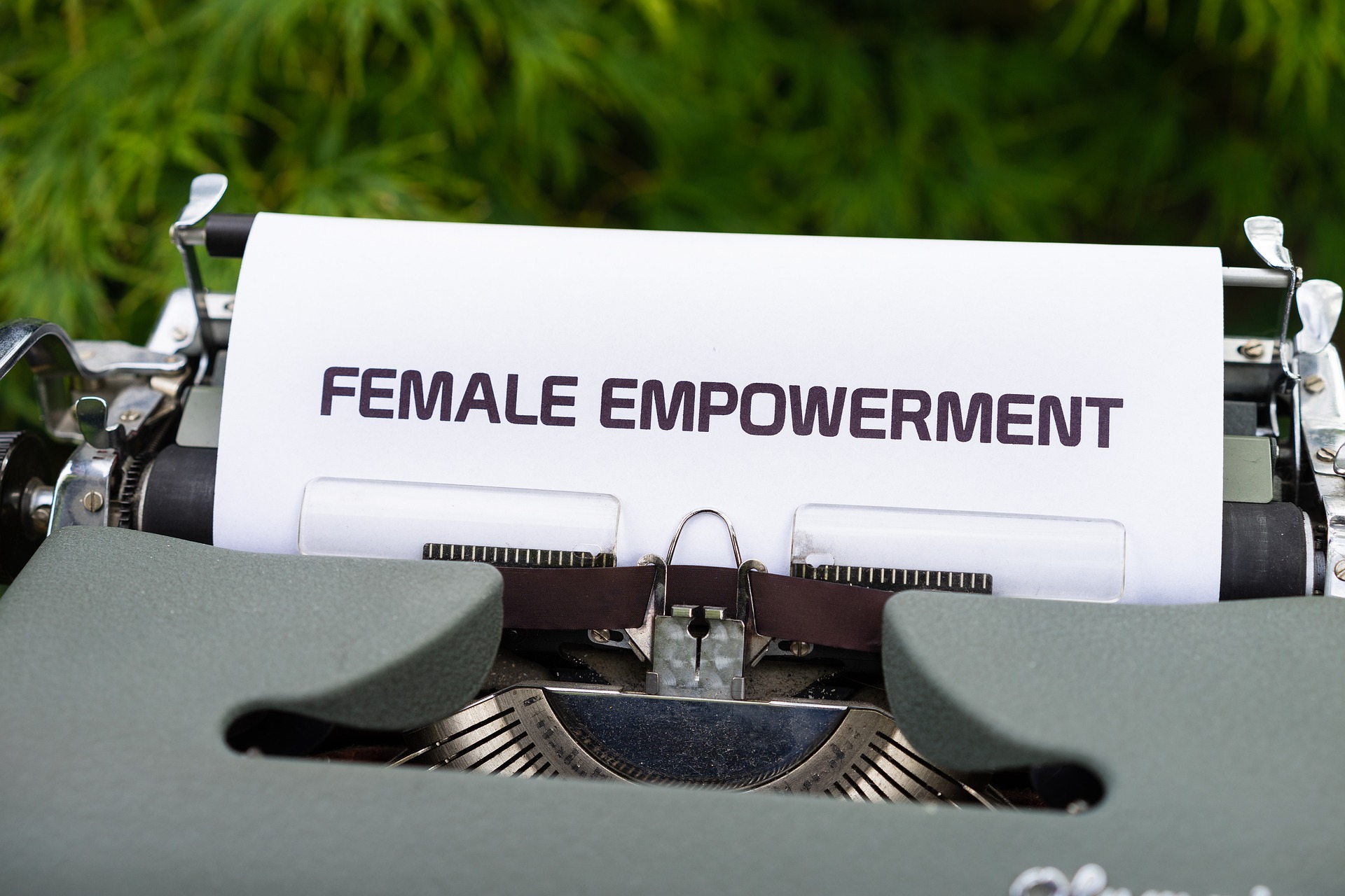 Frauen zeigen seltener als Männer ihre akademischen Titel. Das soll sich durch #immodestwomen ändern. (Foto: Markus Winkler) Schreibmaschine mit "Female Empowerment" Schriftzug